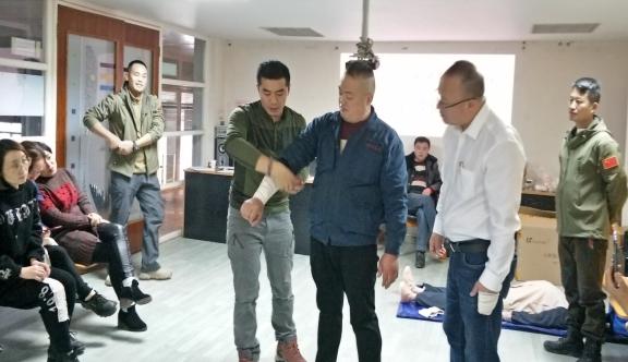 四川天馬玻璃有限公司急救安全知識培訓暨應急疏散和消防滅火演練活動報道(圖1) 四川天馬玻璃有限公司急救安全知識培訓暨應急疏散和消防滅火演練活動報道(圖1)