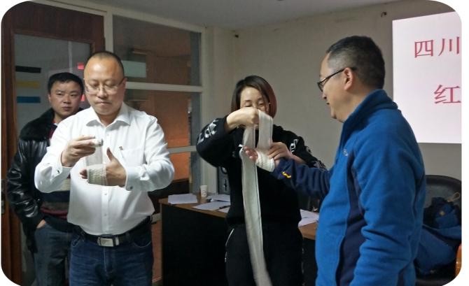 四川天馬玻璃有限公司急救安全知識培訓暨應急疏散和消防滅火演練活動報道(圖3) 四川天馬玻璃有限公司急救安全知識培訓暨應急疏散和消防滅火演練活動報道(圖3)