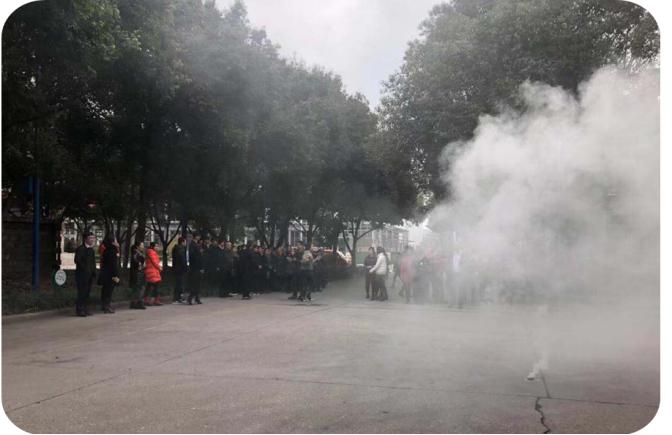 四川天馬玻璃有限公司急救安全知識培訓暨應急疏散和消防滅火演練活動報道(圖8) 四川天馬玻璃有限公司急救安全知識培訓暨應急疏散和消防滅火演練活動報道(圖8)