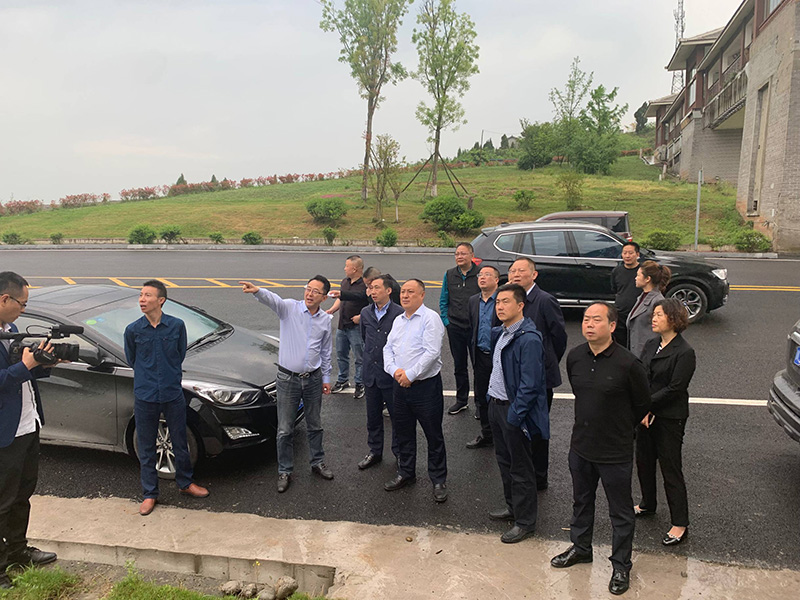 市、縣領(lǐng)導(dǎo)現(xiàn)場(chǎng)調(diào)研天馬50萬(wàn)噸玻瓶項(xiàng)目(圖1) 市、縣領(lǐng)導(dǎo)現(xiàn)場(chǎng)調(diào)研天馬50萬(wàn)噸玻瓶項(xiàng)目(圖1)