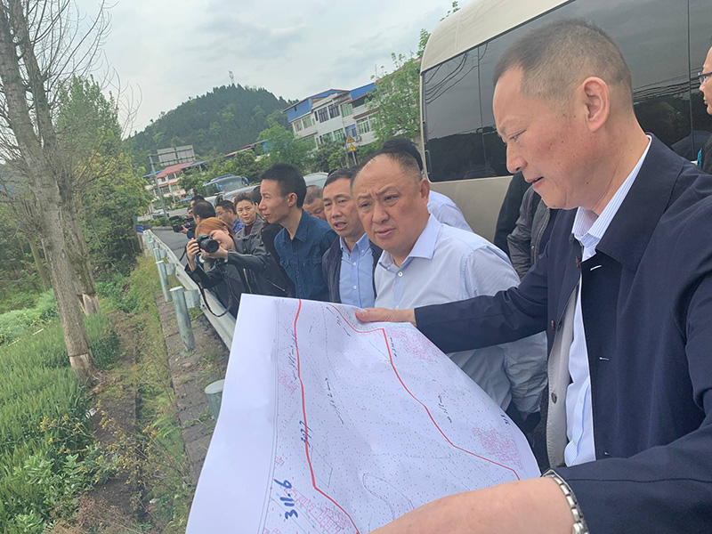 市、縣領(lǐng)導(dǎo)現(xiàn)場(chǎng)調(diào)研天馬50萬(wàn)噸玻瓶項(xiàng)目(圖2) 市、縣領(lǐng)導(dǎo)現(xiàn)場(chǎng)調(diào)研天馬50萬(wàn)噸玻瓶項(xiàng)目(圖2)