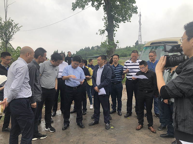 市、縣領(lǐng)導(dǎo)現(xiàn)場(chǎng)調(diào)研天馬50萬(wàn)噸玻瓶項(xiàng)目(圖3) 市、縣領(lǐng)導(dǎo)現(xiàn)場(chǎng)調(diào)研天馬50萬(wàn)噸玻瓶項(xiàng)目(圖3)