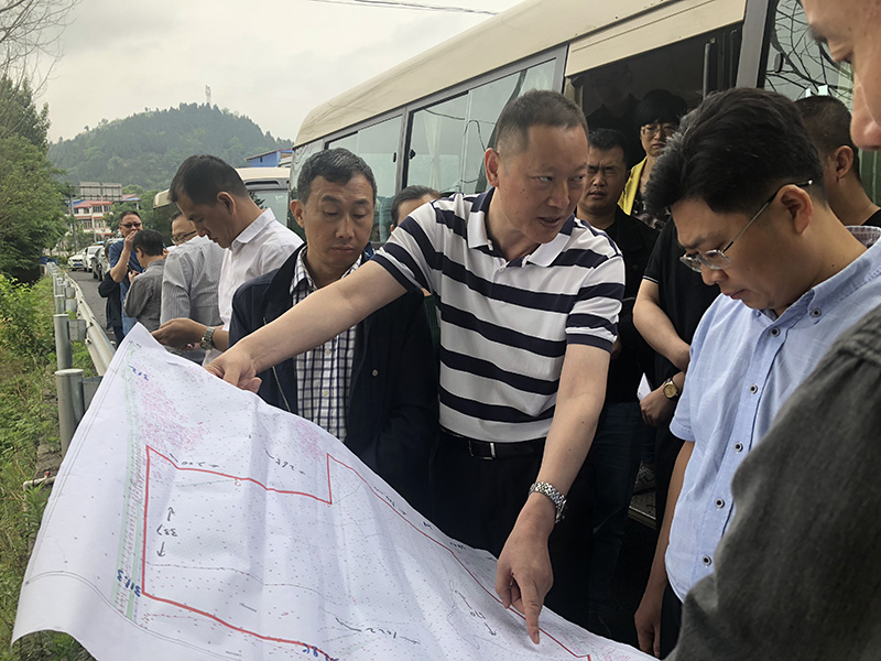 市、縣領(lǐng)導(dǎo)現(xiàn)場(chǎng)調(diào)研天馬50萬(wàn)噸玻瓶項(xiàng)目(圖4) 市、縣領(lǐng)導(dǎo)現(xiàn)場(chǎng)調(diào)研天馬50萬(wàn)噸玻瓶項(xiàng)目(圖4)