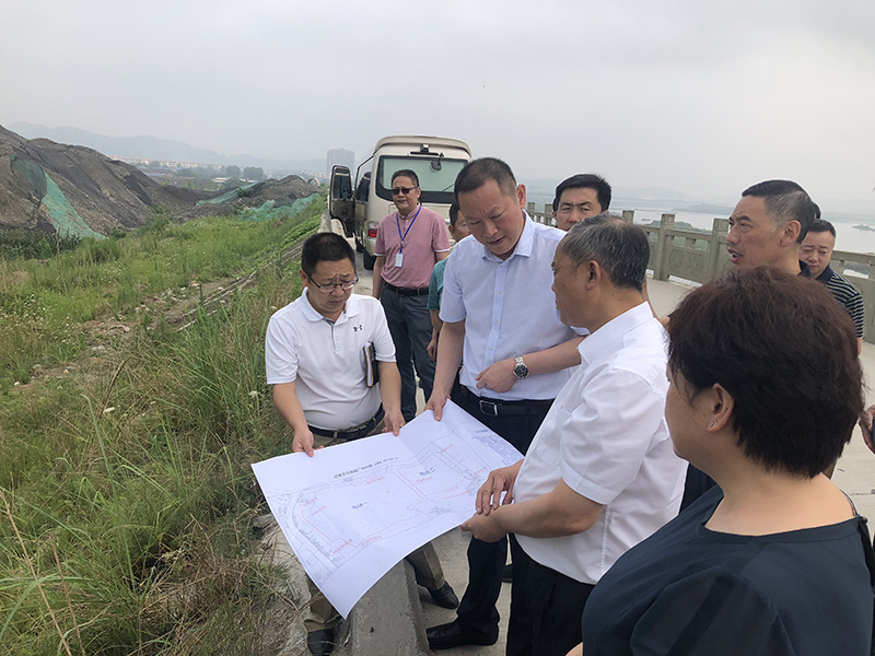 市、縣領(lǐng)導(dǎo)現(xiàn)場(chǎng)調(diào)研天馬50萬(wàn)噸玻瓶項(xiàng)目(圖5) 市、縣領(lǐng)導(dǎo)現(xiàn)場(chǎng)調(diào)研天馬50萬(wàn)噸玻瓶項(xiàng)目(圖5)