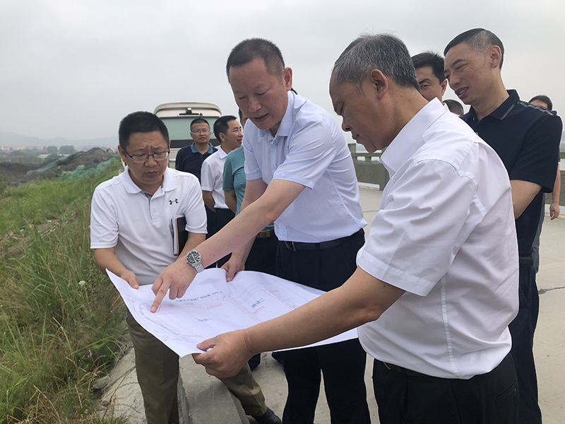 市、縣領(lǐng)導(dǎo)現(xiàn)場(chǎng)調(diào)研天馬50萬(wàn)噸玻瓶項(xiàng)目(圖6) 市、縣領(lǐng)導(dǎo)現(xiàn)場(chǎng)調(diào)研天馬50萬(wàn)噸玻瓶項(xiàng)目(圖6)